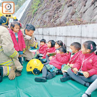消防安慰坐地幼童，有人受驚哭泣。