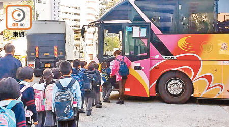 跨境學童的車程長，更需留意車內傳播風險。