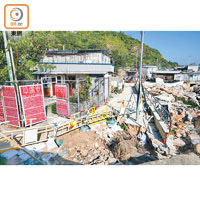 鯉魚門<br>鯉魚門一段行人路面重鋪只有半年，再被超強颱風山竹摧毀。