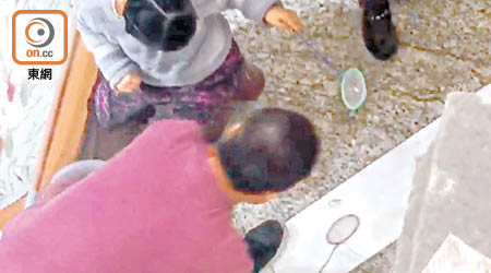 一名約六歲女童在新蒲崗一商場內撈金魚，有金魚飛墮地上。