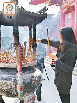 上「頭炷香」祈福是新春傳統。（陳錦燕攝）