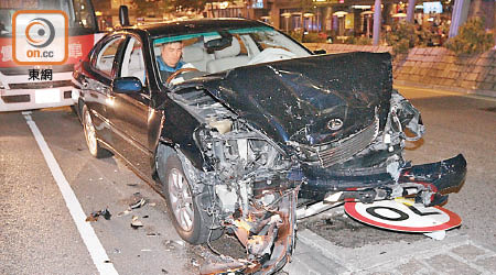 房車車頭嚴重撞毀。（劉子文攝）