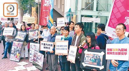 一批土瓜灣及紅磡區居民及商戶昨發起遊行，要求政府關注旅客塞爆地區的問題。