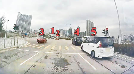 九龍灣<br>近期網上瘋傳涉及五車集體衝燈的事件，引起社會關注。（互聯網圖片）