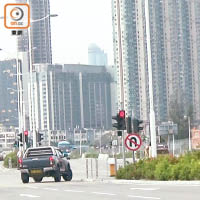 九龍灣<br>本報直擊一輛農夫車在紅燈亮起後衝燈，更違規掉頭。