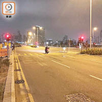 九龍灣<br>在晚上車流較少時，有電單車無視燈號衝紅燈。