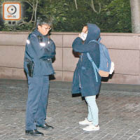 女乘客向警員講述經過。（吳建明攝）