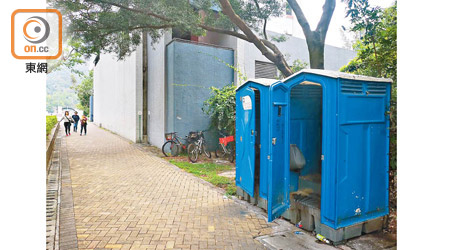 傳出惡臭的流動廁所與巴士站僅約十步距離，不少市民不惜捱臭都會使用。（受訪者提供）