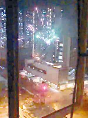 有人前晚在天水圍醫院對開燃放煙花，爆出五光十色的煙花球。（互聯網圖片）