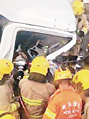 被困司機由消防員拯救，惜送院後證實不治。（互聯網圖片）