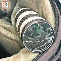 飛腳毀鏡頭<br>記者的相機鏡頭爆裂。