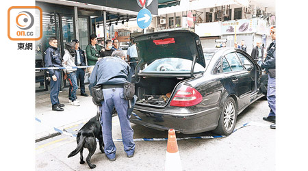 深水埗<br>警犬協助搜車，兩疑犯在旁助查。（趙瑞麟攝）