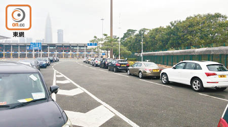 深圳灣口岸往深圳的私家車一度大排長龍。（讀者提供）