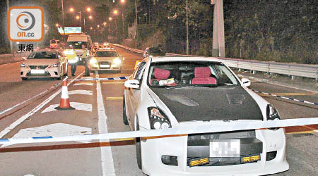 涉案的跑車被扣查。（葉嘉文攝）