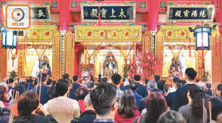 善信在蓬瀛仙館上頭炷香及祈福。（朱先儒攝）