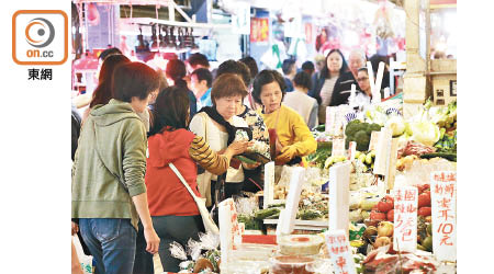 九龍城街市多個攤檔人頭湧湧，擠滿購買食材的市民。（何量鈞攝）