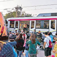 事發後大批乘客離開輕鐵車廂。（互聯網圖片）