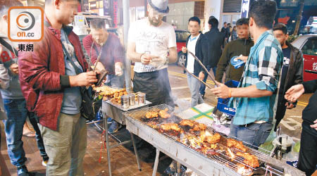 大年初一凌晨南亞熟食小販開檔搶客。（葉嘉文攝）