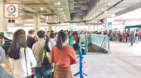 即使巴士公司及有關當局已採取措施疏導人潮，但有內地旅客稱昨從香港往澳門共花了逾四小時。