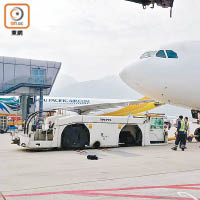 牽引車拖行香港航空一架客機時突發生罕有的爆胎事故。（譚文豪提供）