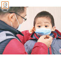家長應以身作則向子女示範正確處理鼻水和痰的方法，鼓勵他們吐痰或擤鼻涕。