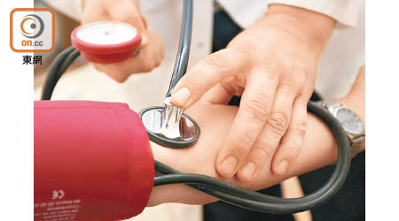 量血壓及驗血是一般體檢包含的項目。