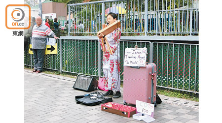 黃大仙<br>有自稱來自日本的女子，身穿和服自彈自唱。
