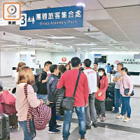 在高雄機場華航櫃位附近，大批旅客聚集等候消息。