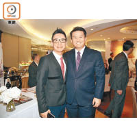 新加坡鐘錶業公會零售商委員會秘書梁興銓（右）同香港鐘表業總會副主席蔡宗富（左）都好欣賞新錶洋溢嘅法式浪漫風格。