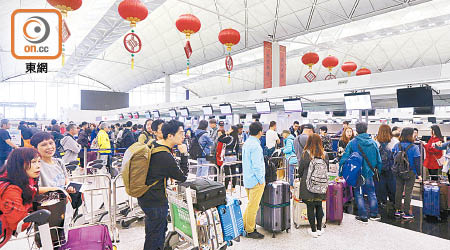 昨早香港機場中華航空櫃位前擠滿候機乘客。（何天成攝）