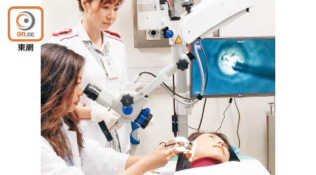 醫護人員會一邊用顯微鏡觀察耳道，一邊「吸耳」。（趙韻清攝）