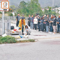 死者親友在道士引領下路祭。