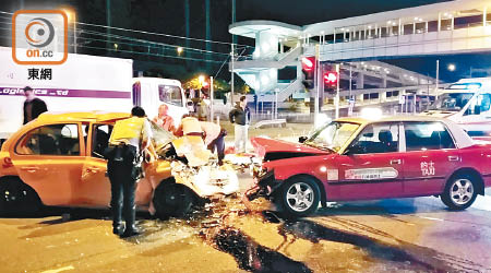 私家車車頭嚴重毀爛，的士車頭蓋摺起。（讀者提供）