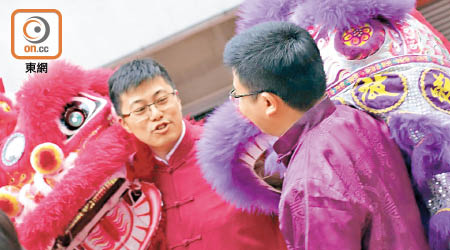 顏汶羽（左）今年打算學吓舞獅。（受訪者提供）