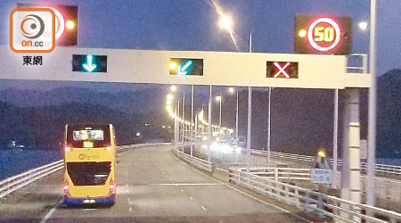 深圳灣公路大橋往香港方向其中兩條行車線需封閉三星期以便更換鋼纜，並限速五十公里。（朱先儒攝）