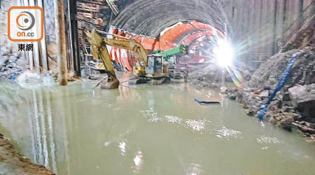 一七年黑雨突襲時，隧道內的機械器材被浸淹。