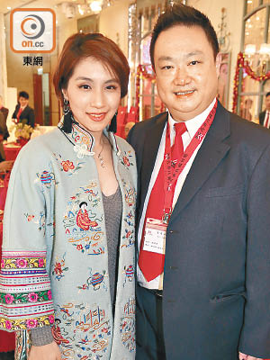 謝曉瑩（左）同身兼八和會館理事嘅丈夫高潤鴻（右）齊齊出席活動。（徐家浩攝）