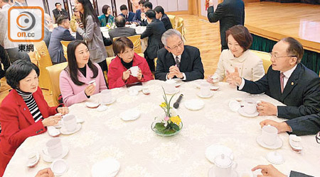 王志民（右一）與多名建制派議員溝通交換意見。（葛珮帆提供）