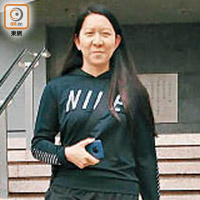 女被告鄭芷琪涉阻礙警員的拘捕行動。