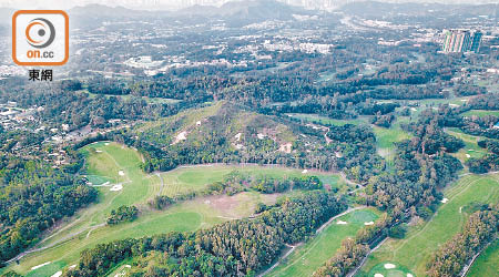 政府決定收回粉嶺高球場卅二公頃土地。