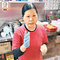 食店女工講述男童購買牛肉球經過。（張世洋攝）