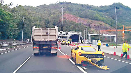 肇事法拉利車頭及車尾均撞毀。（互聯網圖片）