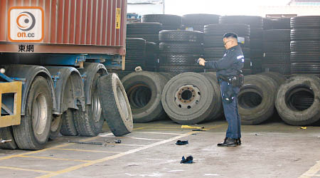 警員在車場內調查。（曾志恒攝）