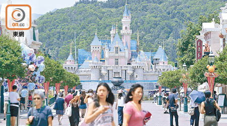 去年度迪士尼樂園接待的訪客人次雖有上升，但仍出現逾五千萬元虧損。