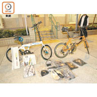 警方檢獲兩部疑屬贓物的單車及鐵鉗等涉案工具。