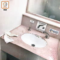 公廁洗手盆殘舊，又未有人清洗，污糟不堪。