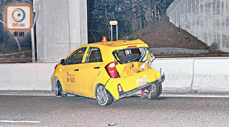 私家車被撞衝向快線。（沈厚錚攝）