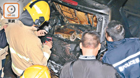 私家車被燒毀，消防及警員在場調查。（梁國雄攝）