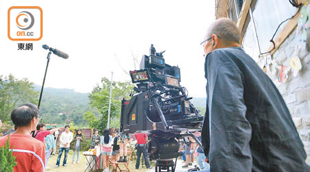 政府將向電影發展基金注資十億，培育本港電影業人才。