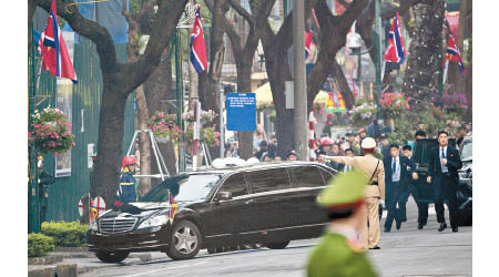 談判擱淺後，金正恩的專車返回酒店。（美聯社圖片）